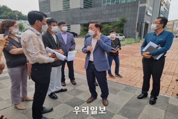 28일 박승원 광명시장(오른쪽)이 일직동 상가번영회 김종호 회장(왼쪽)을 방문하여 광명 일직동 로데오거리 골목상권 활성화 방안을 논의 하고 있다.
