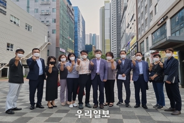 28일 광명 일직동 로데오거리 활성화 방안 현장 점검 및 간담회를 맞치고, 광명시 공무원들과 일직동 로데오거리 상가번영회 회원들이 기념촬영을 하고 있다.