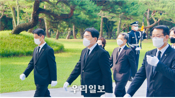 안상수 전 의원이 현충원을 들어서고 있다. ⓒ안상수 전 의원실