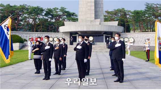  안상수 전 인천시장이 현충원에 들러 예를 가추고 있다. 