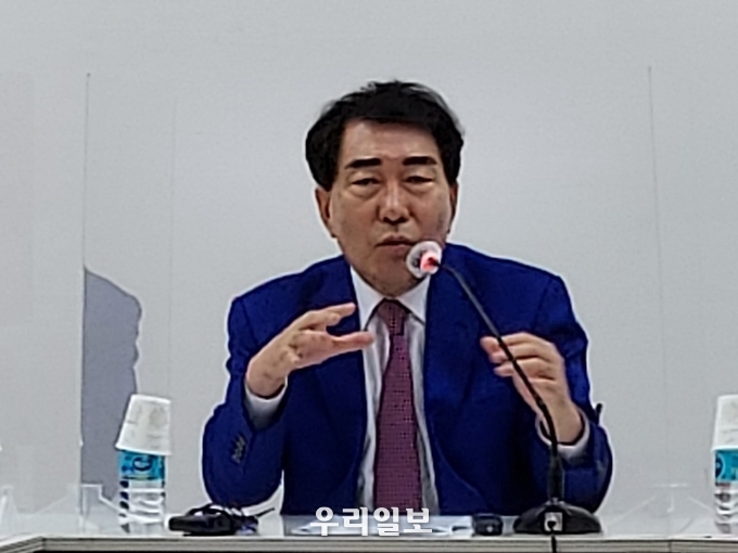 안상수 국민의힘 대권후보 포럼 에서 공약을 설명하고 있다.