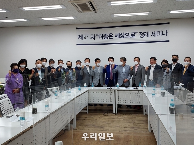 국미의힘 안상수 대권후보 마포포럼을 마치고 참석자들과 기념촬영 
