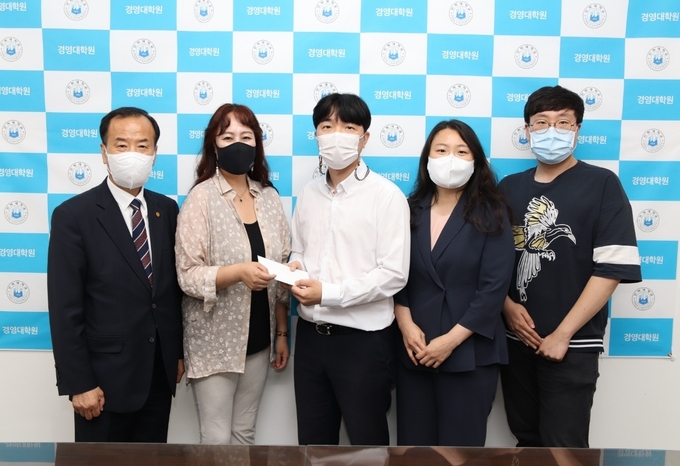 인하대 총동문회 가용섭 사무총장,김태미 책임부회장, 이윤선 회장, 최해성 사무총장이 참석해 전달식을 가졌다. ⓒ 인한대총동문회 제공 