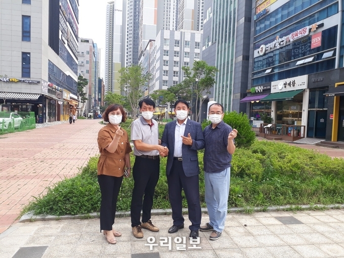 7월13일 광명 일직동 로데오거리 상가번영회와 전국 예능인 노동조합연맹 산하 서울 예능인 노동조합이 로데오거리 "문화.예술 콘텐츠 활성화 협력MOU" 체결을 하고 기념촬영을 하고 있다. (왼쪽부터) 상가번영회 사무국장 박효라, 회장 김종호, 전국 예능인 노동조합연맹 산하 서울 예능인 노동조합 위원장 김영배, 사무총장 추교훈.