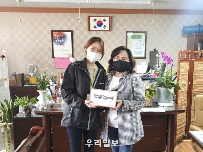 굿네이버스 경원본부가 광정초등학교에 립밤을 전달하는 모습.(사진=굿네이버스 경원본부)