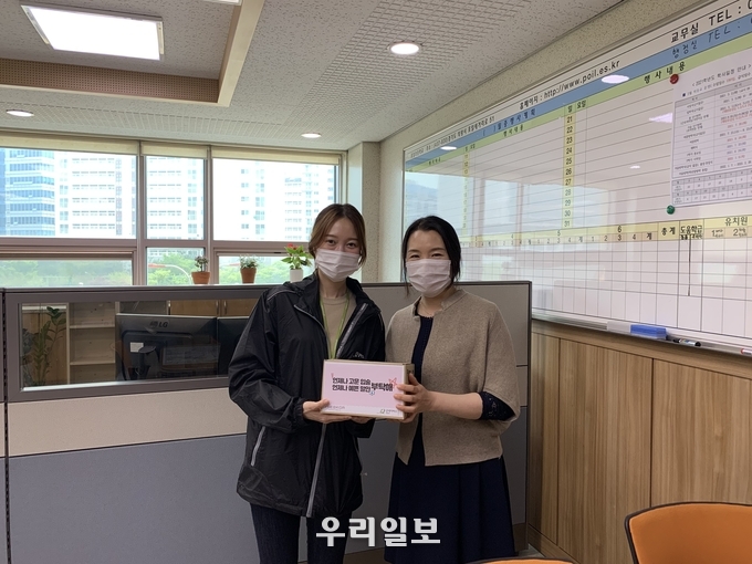 굿네이버스 경원본부가 포일초등학교에 립밤을 전달하는 모습.(사진=굿네이버스 경원본부)