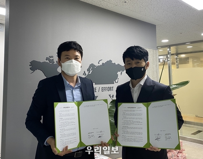 김영배 굿네이버스 경기2본부장(왼쪽)과 김명식 더바디스 대표가 사회공헌 협약식을 진행하고 기념촬영을 하고 있다.(사진=굿네이버스 경기2본부)