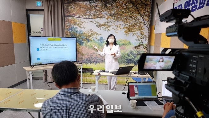 온. 오프라인 동시 기자 양성교육 과정을 강의 중인 시민방송지식인력개발원 문현서 원장 모습.