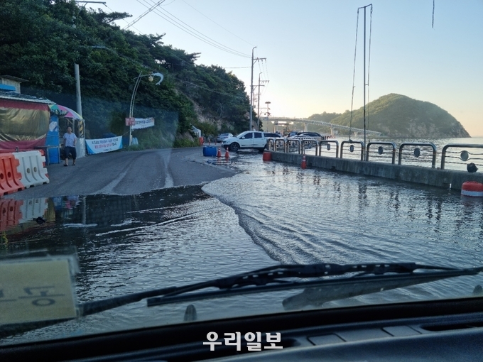 인천 중구 용유도와 무의로를 잇는 도로가 바닷물이 범람해 이를 이용하는 분들이 불편을 호소하고 있다.