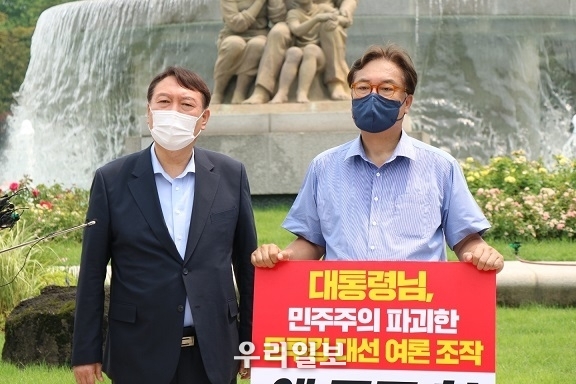 윤석열 대선후보가 찾아와 대담후 촬영 ⓒ 정진석의원실 제공
