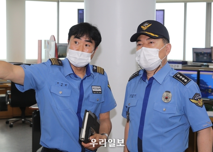 김종인 단장(오른쪽)이 인천항 VTS를 방문해 안전관리 매뉴얼을 청취하고 있다.(사진=서해5도특별경비단)