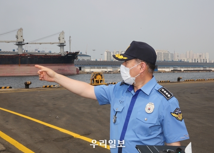 김종인 단장이 인천내항을 방문해 부두시설물 등을 확인하고 있다.(사진=서해5도특별경비단)