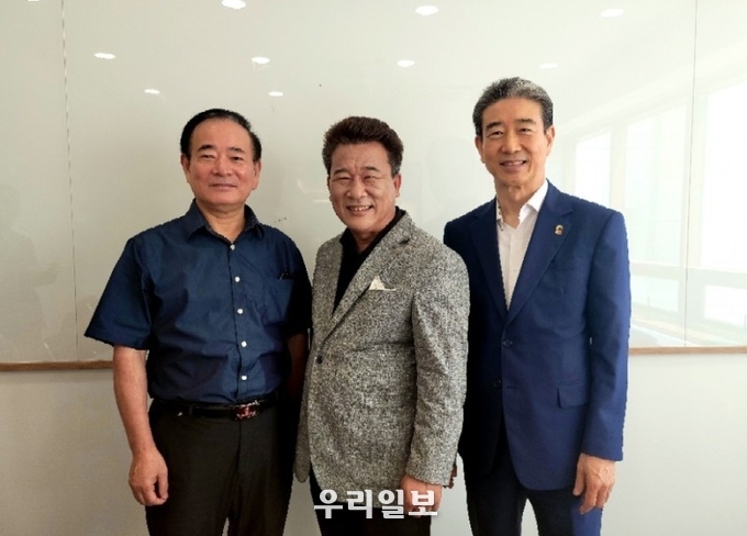좌측)WESS 세계e-sports서포터즈 손은국 국가발전위원장, WESS 채광석 고문, WESS 박용수 의장이 WESS 강연장에서 기념촬영을 하고 있다.