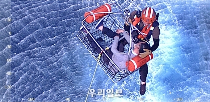 평택 해경이 서해에서 심장이상자 낚시객 발견 헬기로 수송하고 있다. ⓒ 해양경찰서 제공