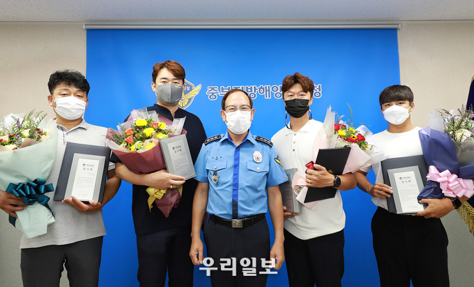 해양체육단 감독 5명이 대표로 참석한 해단식, 사진왼쪽부터 핀수영 감독 정상엽, 조정 감독 김민수, 중부해경청장 김병로, 트라이애슬론 감독 조장덕, 요트 감독 이정민.(사진=중부지방해양경찰청)