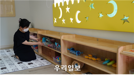 인천 동구 송림동 ‘브리즈힐 어린이집’ 이재신 원장이 8월9일 첫 등원 일을 앞두고 지난 5일 아이들을 맞이할 준비를 하고 있다.