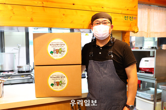 KB국민은행과 함께 아동 가정에게 전달할 영양식을 준비 중인 여의도 인근 음식점 대표 