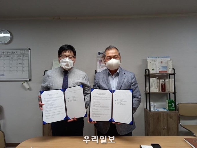 (오른쪽)장례지도사협회 이상재 회장과 휴박스 윤건수 대표(왼쪽)이 전략적 업무 협약을 맺고 기념촬영을 하고 있다.<br>
