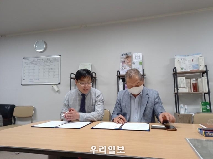 8월3일 여의도에서 (오른쪽)장례지도사협회 이상재 회장과 휴박스 윤건수 대표(왼쪽)이 장례지도사 복지 및 장례문화 정착 "전략적 업무 협약"을 체결하고 있다.<br>
