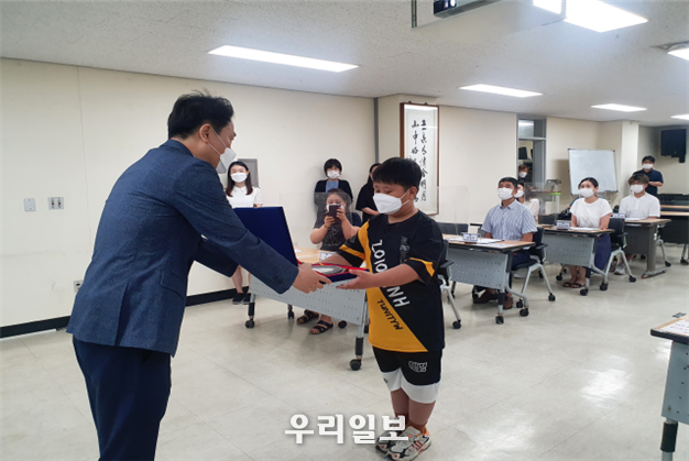 배상업 인천 출입국 외국인청장이 국적증여식을 하고 있다. ⓒ 인천 법무부 출입국 제공