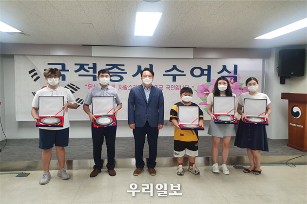 법무부 인천출입국 배상업 청장이 국적 증서 수여식 후 기념촬영 ⓒ 법무부 인천출입국 제공