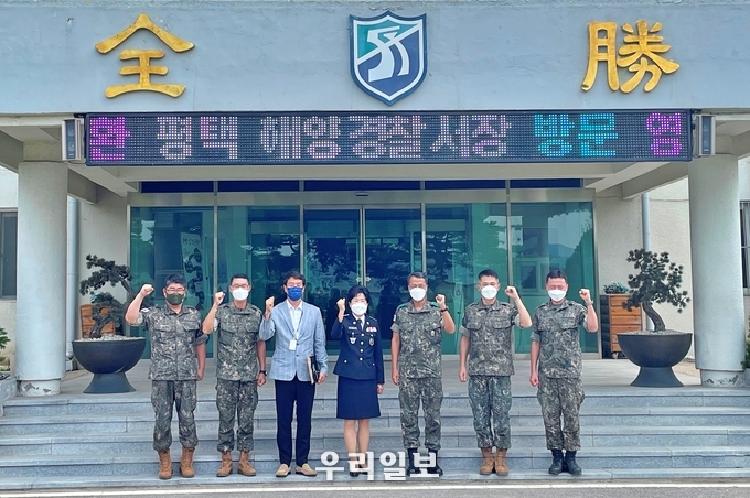 박경순 평택해양경찰서장(가운데)과 손대권 육군 제51보병사단장(오른쪽에서 세 번째)가 해양경찰과 육군의 상호 협력을 다짐하고 있다<br>
ⓒ 평택해양경찰서 제공