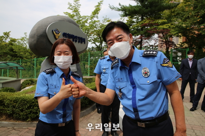 김홍희 해경청장(오른쪽)과 인천해경 현장부서 직원이 인사를 나누고 있다.(사진=인천해양경찰서)