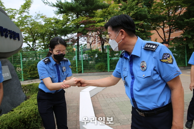 김홍희 해경청장(오른쪽)과 인천해경 현장부서 직원이 인사를 나누고 있다.(사진=인천해양경찰서)