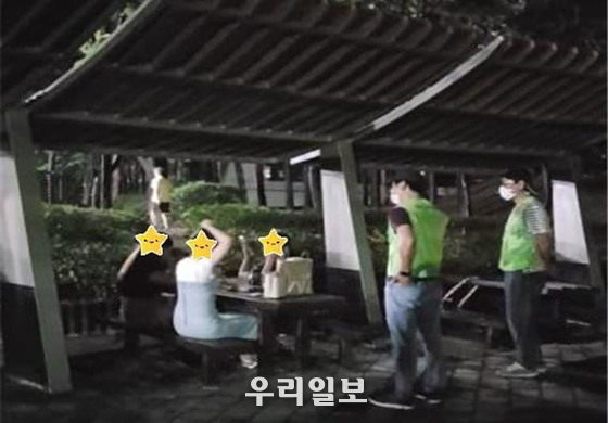 코로나19 확산 방지를 위해 성남시 공무원들이 공원 내 야간 음주행위 금지 행정명령 이행 여부 점검 중이다.(사진=성남시청)