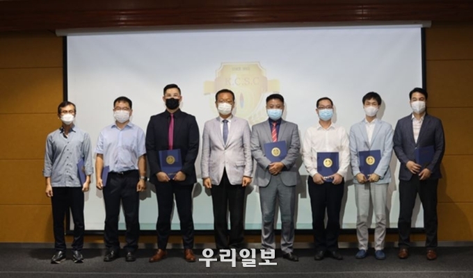 지난 8월 13일 광동성 불산에서 화남연합회주도로 한중청년창업센터가 문을 열고 기념촬영을 하고 있다.