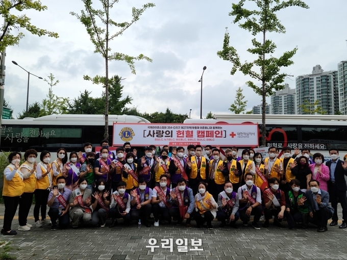 사랑의 헌혈 캠페인 참가자들 