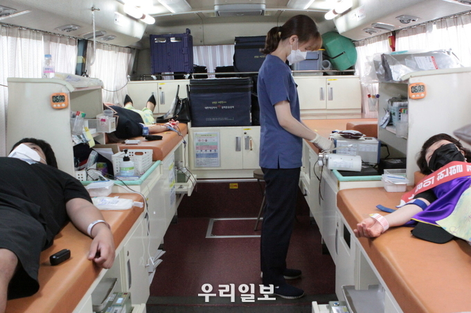 사랑의 헌혈 캠페인에 참여한 헌혈자들