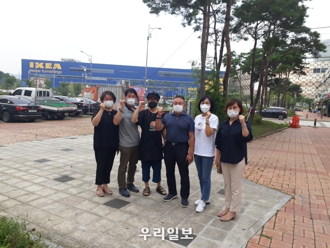 30일 오후 광명시 일직동 로데오거리 상가번영회 김종호 회장(왼쪽두번째)를 비롯한 상가번영회 임원과 회원들이 코로나19로 힘든 골목상권 활성화를 위한 제3차 간담회를 마치고 기념촬영을 하고 있다.