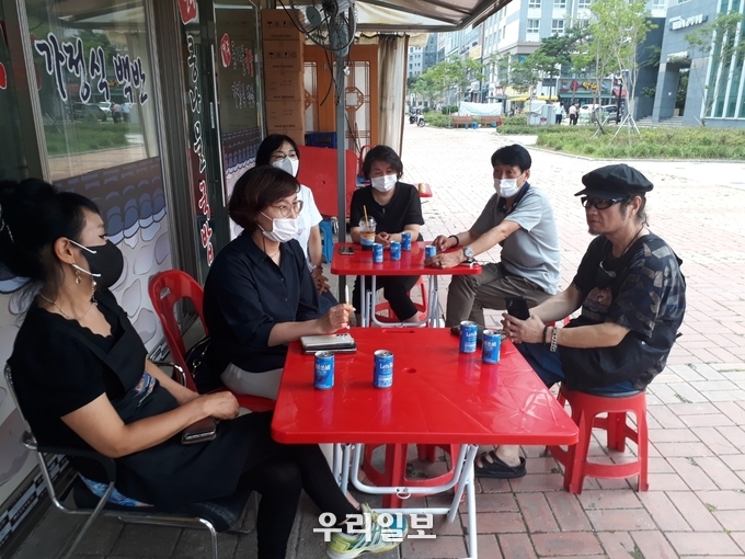 일직동 로데오거리 상가번영회 제3차 간담회는 상가번영회 회원들이 일직동 로데오거리 골목상권 활성화를 위한 방안 등을 논의하고 있다.