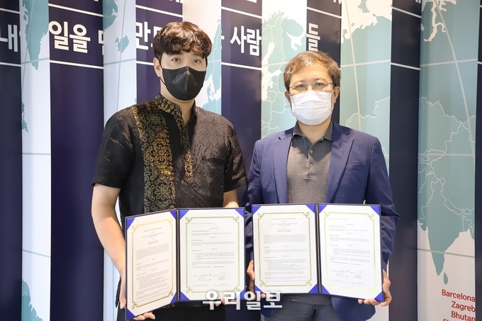 이종익 한국사회투자 대표(오른쪽)와 최진우 살림그룹 부사장(왼쪽)이 23일 서울혁신파크(서울 은평구 소재)에서 기념촬영을 하고 있다. (사진제공=한국사회투자) 