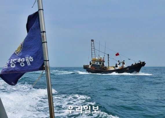 서특단이 불법조업 중국 어선을 단속하고 있는 모습.