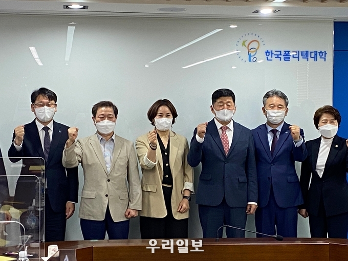 한국폴리텍 광명융합기술교육원을 방문한 장세인 기획국장, 박승원 광명시장, 임오경 국회의원, 조재희 한국폴리텍대학 이사장, 김봉준 한국폴리텍대학 광명융합기술교육원 원장, 이형덕 광명시의원(사진 왼쪽부터)이 기념촬영을 하고 있다.(사진=한국폴리텍 광명융합기술교육원)