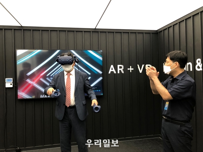 증강현실시스템과 학생이 직접 개발한 VR게임을 시연해보는 조재희 한국폴리텍대학 이사장(왼쪽).(사진=한국폴리텍대학 광명융합기술교육원)