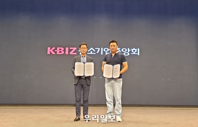 티폰(TPN) 프로젝트 운영사 주식회사 새길(대표 정영학)이 화타이코리아 주식회사와 9일(목) 중소기업중앙회 그랜드홀 에서 전략적인 마케팅 업무협약식을 맺고 기념촬영을 하고 있다.
