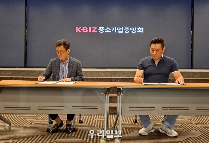 티폰(TPN) 프로젝트 운영사 주식회사 새길(대표 정영학)이 화타이코리아 주식회사와 9일(목) 중소기업중앙회 그랜드홀 에서 전략적인 마케팅 업무협약식을 체결하고 있다.