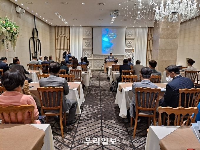 지난 10일 오후 2시 사단법인 서울시민회가 여의도 중소기업중앙회 대강당에서 임원 위촉식 및 학술심포지엄를 성황리 개최하고 있다.