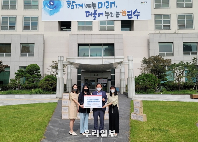 연수구청 강삼수 주민복지국장이 IPA 나눔박스를 전달받고 있다(좌측 세번째) ⓒ인천항만공사 제공