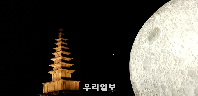 중앙탑 야간조명.(사진=충주중원문화재단)