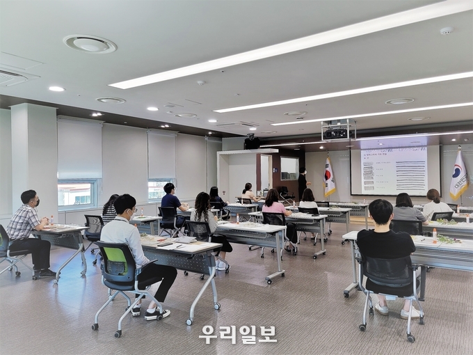 인천보훈지청은 코로나19 장기화 등으로 누적된 피로도 해소 및 건강한 조직문화 형성을 통한 힐링 원예 캘리그라피 체험을 실실했다. ⓒ 인천보훈지청 제공