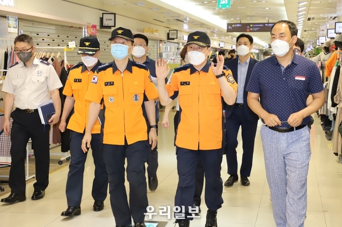 이일 소방본부장은 추석연휴를 대비해 부평지하상가를 방문했다. ⓒ 인천소방본부 제공
