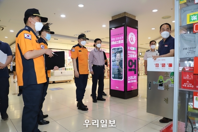 이일 소방본부장은 추석연휴를 대비해 부평지하상가를 방문했다. ⓒ 인천소방본부 제공