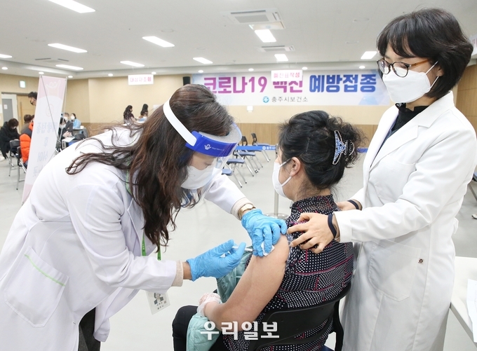 백신접종 모습.(사진=충주시청)