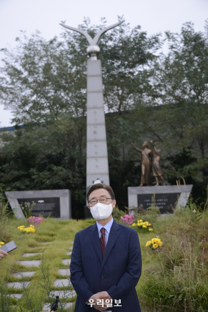 최재형 국민의힘 대권 후보가 제98 금양호 위령탑 조문후 기자회견을 가지고 있다. ⓒ 우리일보 db