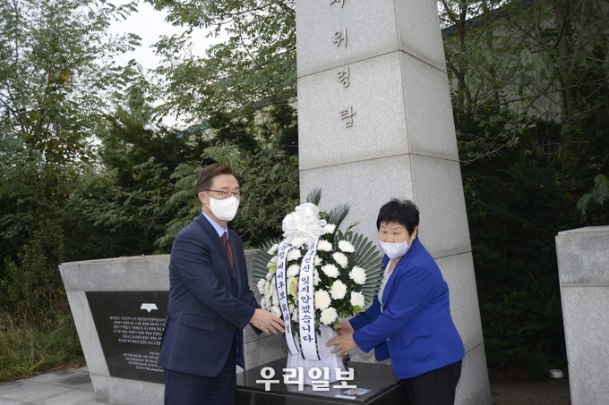 최재형 후보는 이삼임씨와 조화를 헌화하며 조문을 했다. ⓒ 우리일보 db