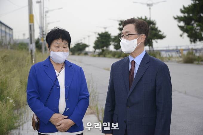 이삼임씨가 최재형 후보께 위령탑을 이전해 줄 것을 요청하고 있다. ⓒ 우리일보 db